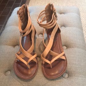 Strappy sandals in tan - size 9.